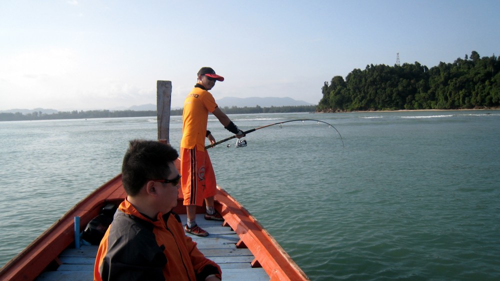 อิ่มกันเสร็จก็ไปหาไต๋หนุ่ม ที่หัวท่าทับละมุ  ออกเรือ กันก็ เจ็ดโมงกว่าแระ
พอถึงปากคลองก็ จัดป๊อป กั