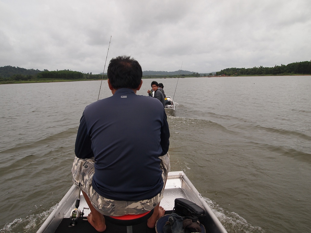 หมอชาตินั่งสบายหัวเรือ ว่าแต่พออายุเริ่มเยอะมันก็เริ่มบางลงเยอะเนอะ หมอเนอะ :laughing: