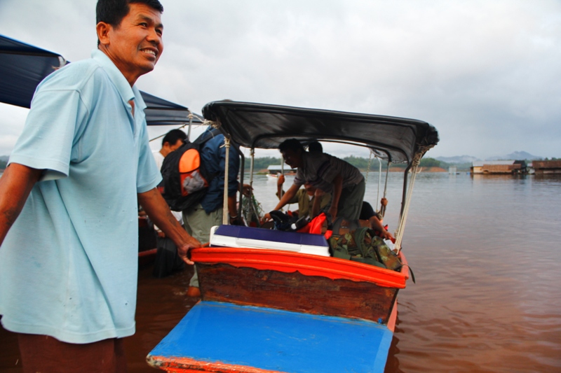 ที่ท่าเรือ  ลุงเหน่ง ก็กำลังต้อนรับ ลูกค้า  เพื่อไปส่งที่แพครับ   :grin: