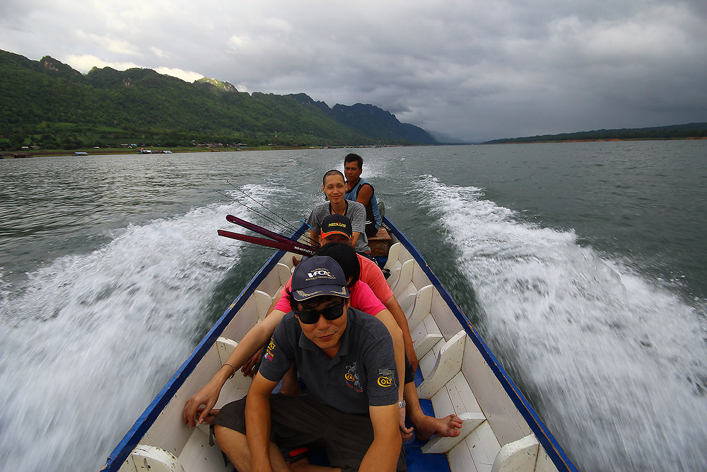 ค้างใว้ด้วยรูปนี้นั่งเรือเข้าที่แพ