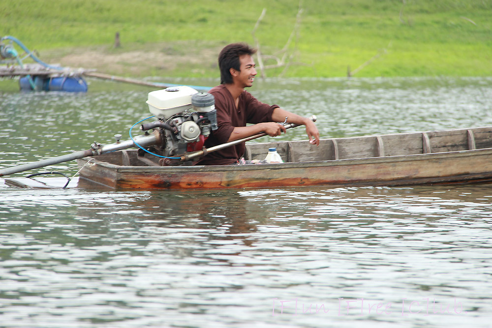 


ไอ้ทัด พี่ชาย ของไต๋ที่พายเรือให้ผมในวันนี้ครับ กวนเท้าได้ใจ นิสัยใจถึง ล่าสุดพาพ่อผมไปตกปลากด