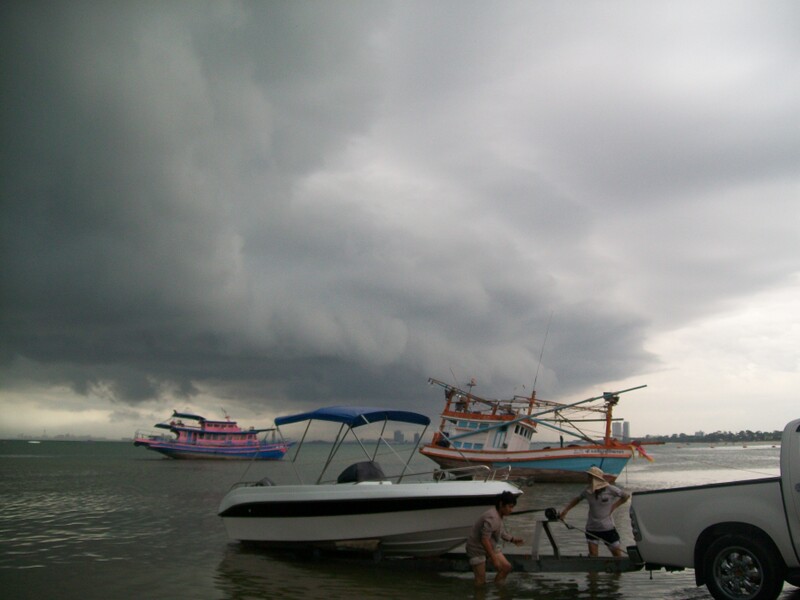 เรือน้าchoakananขึ้นเทเลอร์ได้ ฝนก็มาถึงพอดีครับ  :laughing:

แต่เรือของพวกผมยังไม่ได้ขึ้นครับ  :l