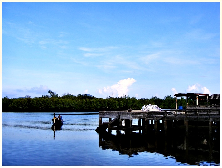  [center]เรือลำแรกวิ่งออกไปได้สักพัก เรือบังสีหนั่นก็วิ่งเข้ามาที่ท่าเรือเพื่อรับพวกเราเป็นคิวต่อไป 