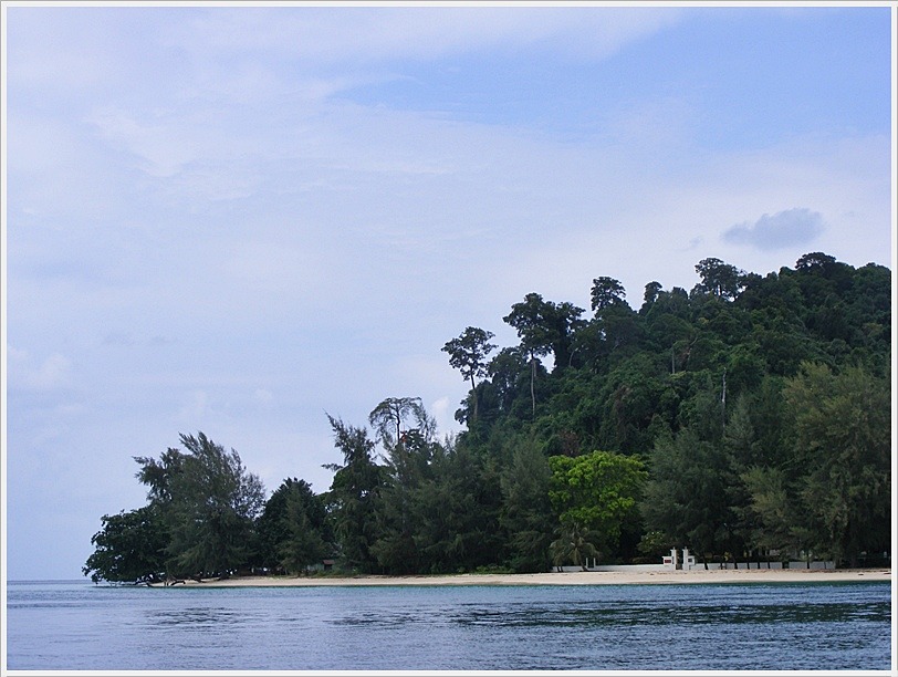  [center]ผ่านหัวเกาะกระดานทางด้านทิศตะวันออกด้านนี้ลมสงบเพราะเกาะบังลมเอาไว้ นักท่องเที่ยวบางตาเช่นก