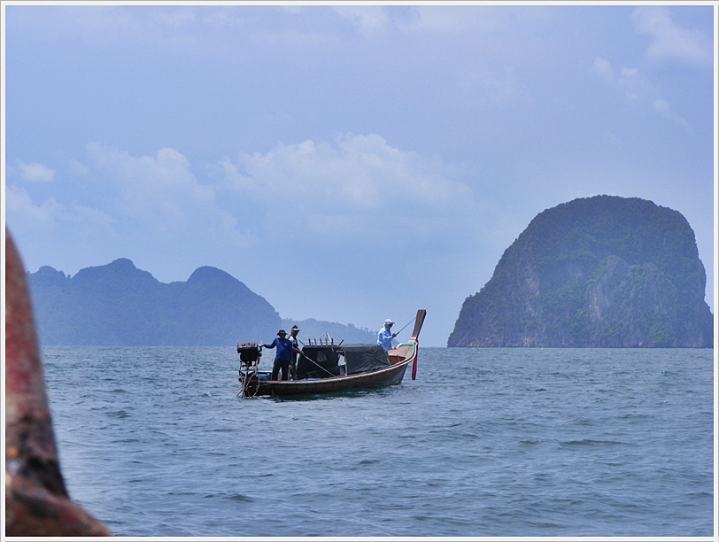  [center]มาเจอเรืออีกลำตีเหยื่อรออยู่ก่อนแล้ว ก่อนจะขึ้นเกาะไหงพักทานมื้อเที่ยงพร้อมกัน :blush:[/cen