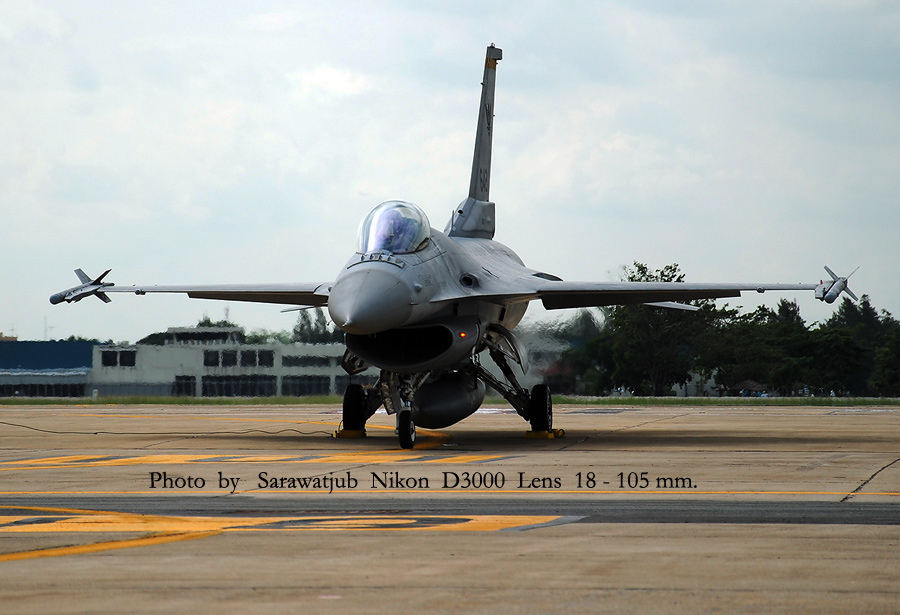 ลำนี้กำลังวอล์มเครื่อง  จะขึ้นโชว์  เป็นเครื่อง  F-16  ของ  สิงคโปร์