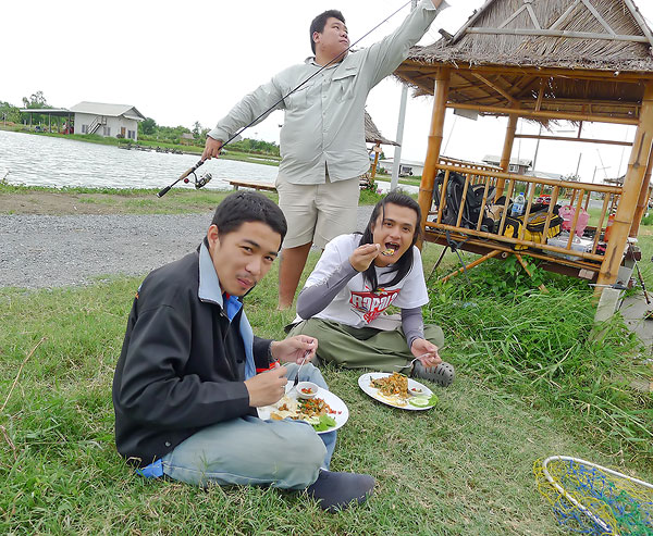 บรรยากาศ บ้านเราจริงๆ เลยครับ ดีมากๆ

ทานข้าวเที่ยงกันข้างบ่อตกปลา