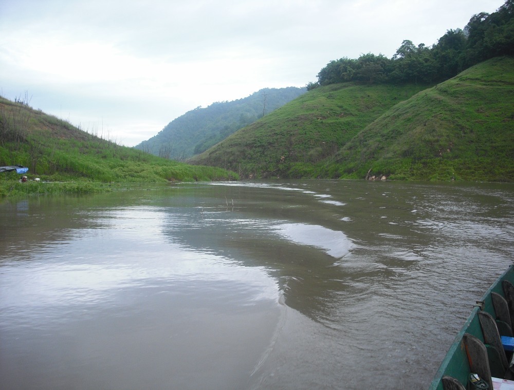  :cool: :cool: :cool: :cool:.....ด้านหลังของเรือครับ.....น้ำขุ่นดีจัง :blush: :blush: :blush: :blush