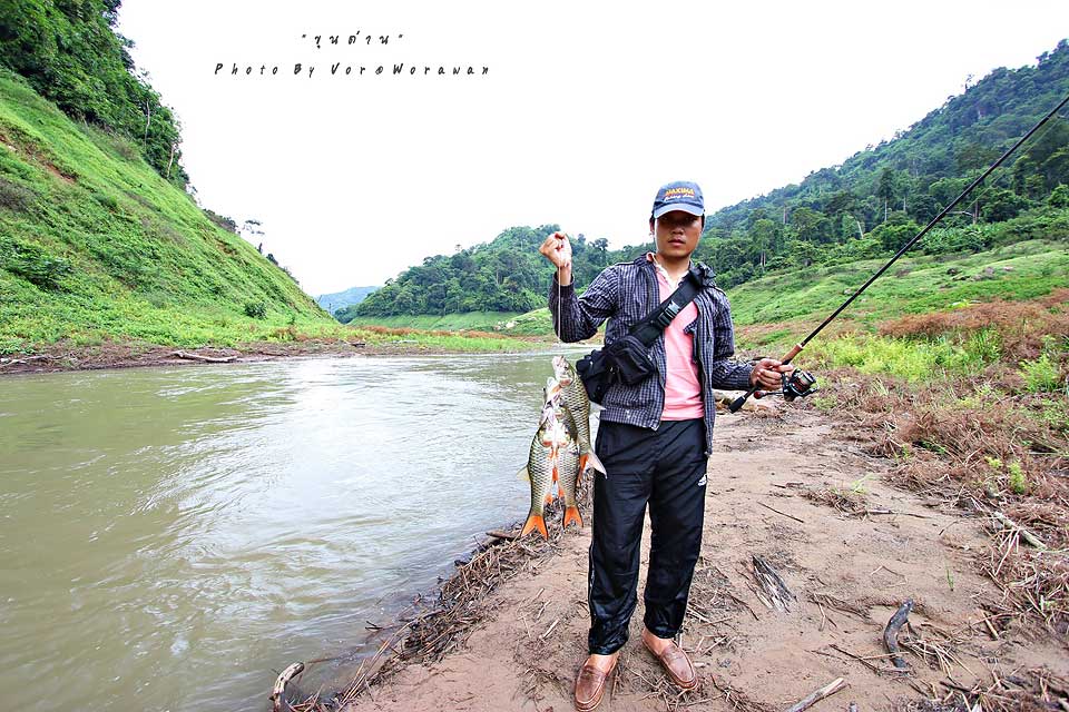 ผมตัดมาที่ รูปได้ปลาเลยนะครับ เพราะ ระหว่างทางที่เดินมา นั้นต้องลุยน้ำ ลุยโครน เลยจับเอากล้องใส่กะเป