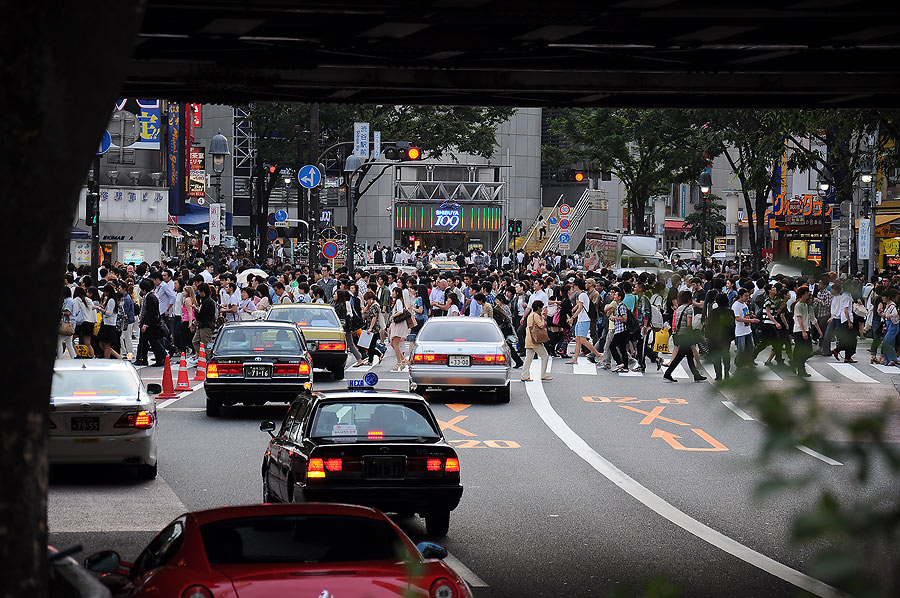 ทำไมโม่งถึงรักโตเกียวรุ้กันป่ะ มองเห้นกลุ่มคนที่เดินกันตรงโน้นป่ะ เจอคนเยอะๆให้เดินเข้าไปเลย สาวๆเดิ