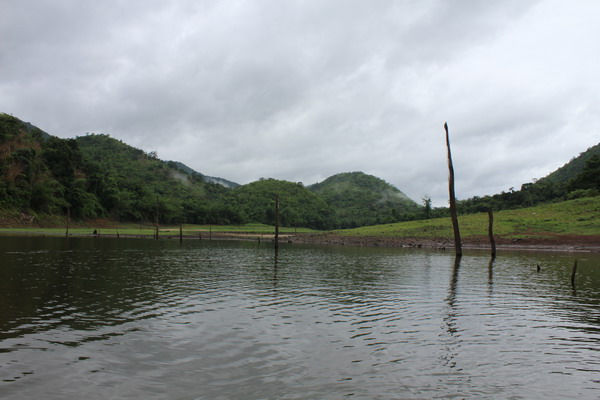 ขอตัดภาพมาที่หมายตกปลากรายเลยนะครับ เพราะช่วงที่เราแล่นเรือมาฝนตก ไม่สามารถเก็บภาพบรรยากาศมาฝากได้คร