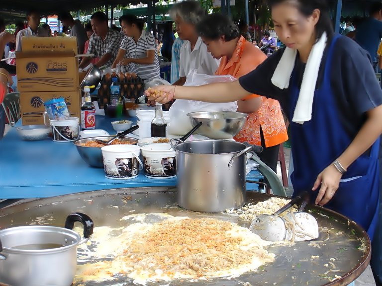 ทุกๆร้านค้า ที่มาในวันนี้ แจกฟรี อาหาร ทุกๆอย่างครับ