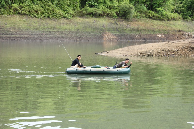 เช้าต่อมา เรือรบออกล่าในหุบ