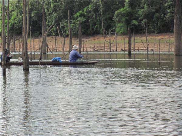 ตอนเย็นยืมเรือใด้อีกลำ วันนี้ตัวใหญ่ไม่ใด้เลย :mad: :mad: