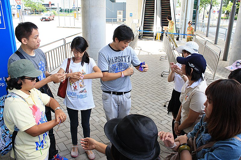 ไกด์กำลังแจกบัตรและtag ข้อมือสำหรับกระเช้าแก้ว Crystal
กระเช้านองปิงจะมีอยู่ 2 แบบ ในรางเดียวกันซึ่