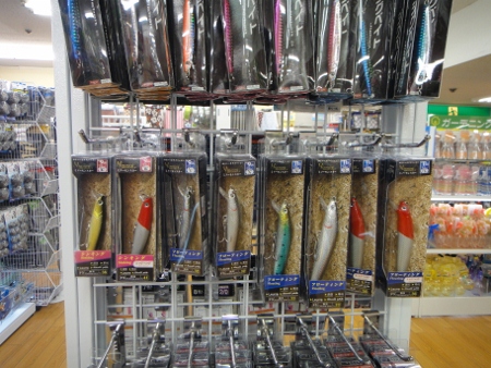 ได้ไปญี่ปุ่นมาเมื่อ เดือนมีนาคมที่ผ่านมา ไปเจออุปกรณ์ตกปลาบางอย่าง  ในร้านให้น้าๆทายดูซิว่าราคาเท่าไ