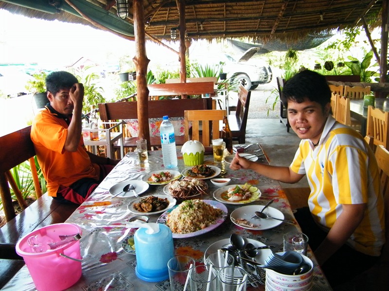 ขากลับก็แวะร้านอาจารย์อารต์กันอีกมื้อ พี่สาวอาจารย์เตรียมไว้ให้พร้อมเลย :umh: :umh: :umh: :umh: :umh