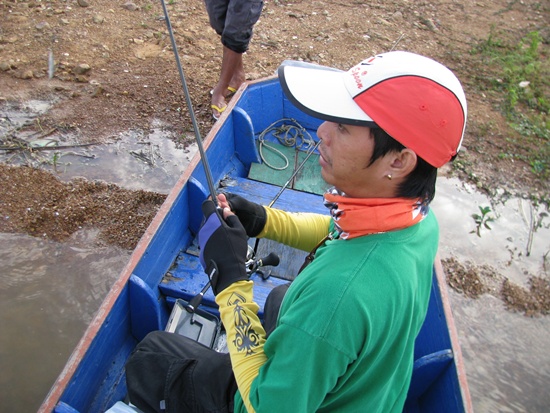 ดูมันเตรียมพร้อมก่อนเลย........ถ้าเรือถึงหมายเมือไหร่.......มันตีก่อนถึงชะอีก.......มันเหมือนไครว่ะ.