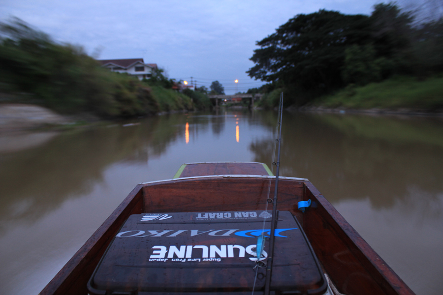 นั่งเรือมาซะพักมองดูน้ำขนาดในคลองยังแดงขนาดนี้ในแม่น้ำจะแดงขนาดไหน
ตรูจะรอดไหมนี้