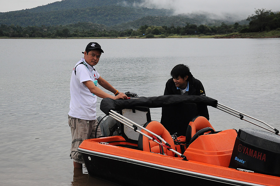 เรือน้าตุ๊กเครื่องมีปัญหาต้องส่งช่างต๋อง ช่างเครื่องขี้คุยประจำทีมไปดูซะแล้ว :laughing: :laughing: :