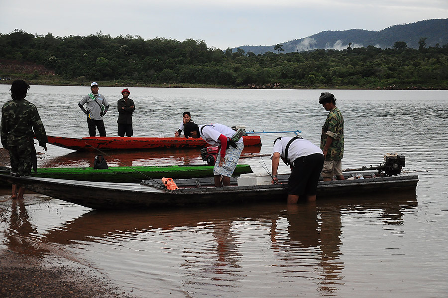 เราให้เรือชาวบ้านออกก่อน เดี๋ยวเรือเร็วค่อยออกตาม เผื่อหมันตับจะได้ปาดให้คว่ำกลางเขื่อน :laughing: :