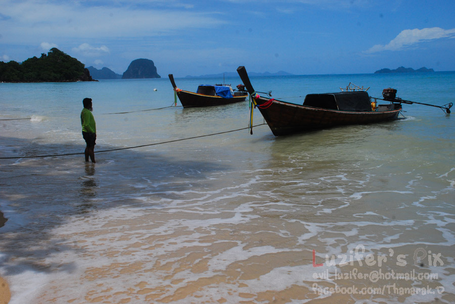 แวะกินข้าวเที่ยงที่เกาะไหงครับ

กินบนเรือไม่น่าไหว

แค่นั่งเฉยๆ ก็อยากคายของเก่าซะให้ได้แล้วครับ