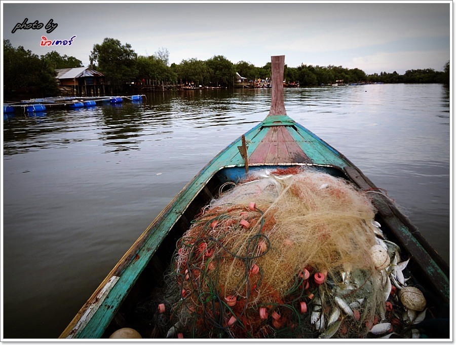  [b]เกือบ 6 โมงเย็นแล้ว

เรือวิ่งสบายๆ กลับเข้าฝั่ง พร้อมกับ "ธนบัตรใบล่ะ 1000  2 ใบปลายๆ"[/b] :