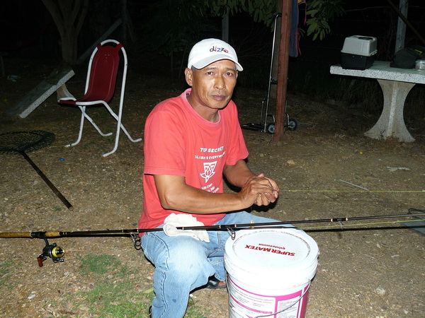 พี่กระต่ายขาว ทีมงานบ่อ PNนั่งท้ายบ่อวันนี้(ก็ลูกพี่น้อยมาคุมเข้มอ่ะ) :cool: :grin: :grin: :grin: