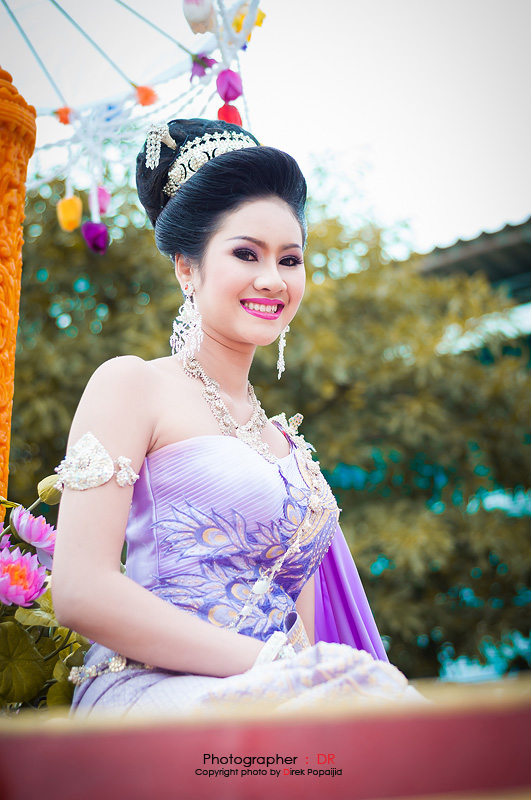 สาวๆ เข้าพรรษา  สุพรรณบุรี  55