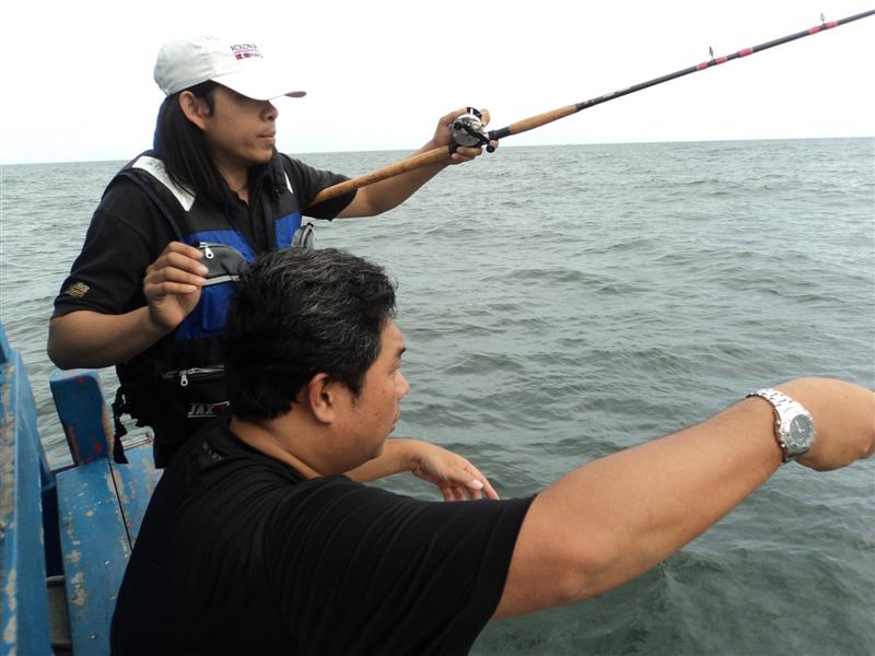  [b]มัวแต่ถ่ายรูปอยู่หัวเรือ ท้ายเรือ น้าต้นเรียกร้องความช่วยเหลือ เนื่องจากอยู่คนเดียว แล้วปลากิน 2