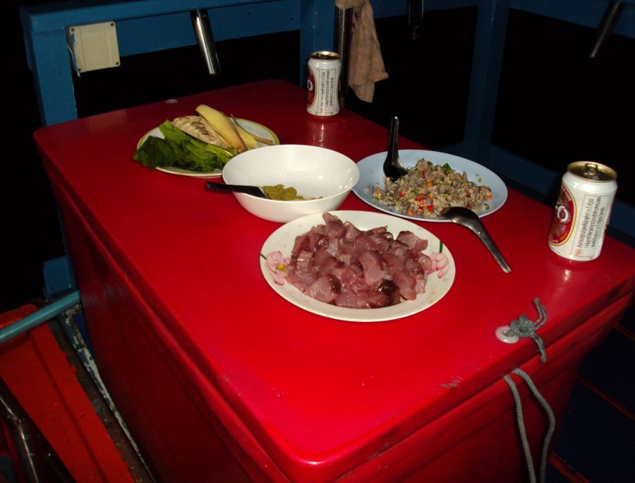 มื้อค่ำระหว่างเดินทางครับ   เป้าหมาย  ซากเรือจมชายร่องภูเก็ต