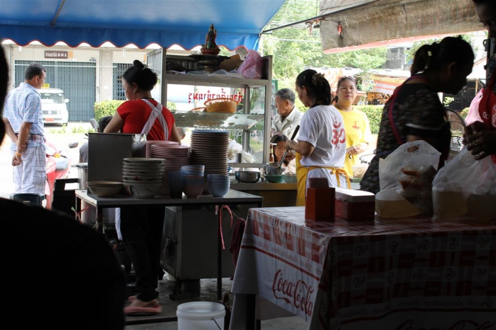 เราได้แวะกินอาการเช้าระหว่างทางที่บ้านพรุหรือปล่าวไม่แน่ใจเป็นร้านขายก๋วยเตี๋ยวหมูแผ่น อร่อยครับคนเย