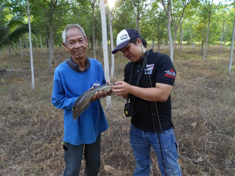  [b]ได้ปลาแล้ว  ก็ต้อง ให้ คุณลุง เจ้าของสวนก่อนครับ  สวนของลุงแก  ร่อง แยะ มาก  จะได้ทางสะดวกนะครับ