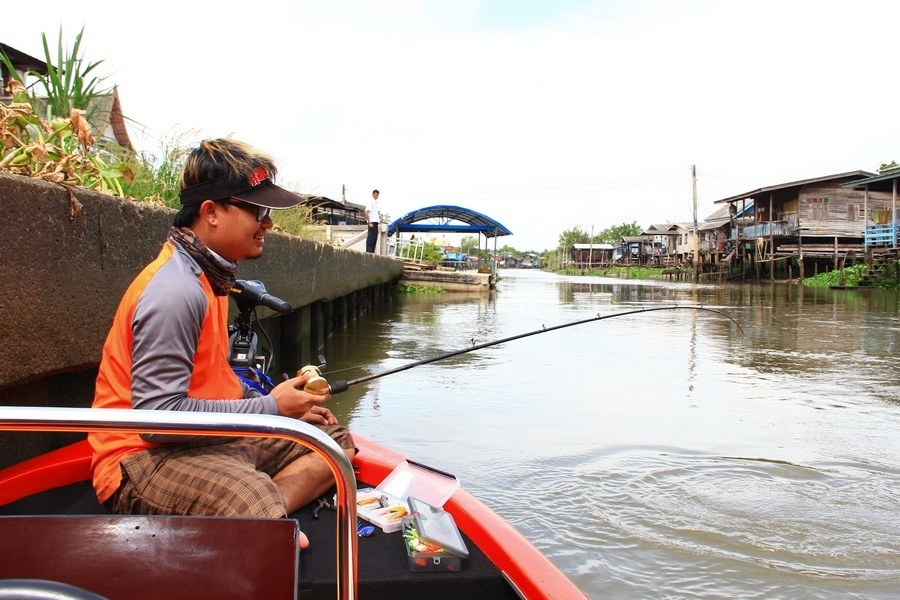 หลังจากพักทานก๋วยเตี๋ยวเรือกันเสร็จ ก้อมาผูกเรือหน้าประตูน้ำ รอเวลาน้ำขึ้น เห็นชาวบ้านบอกว่าชะโด ชุม