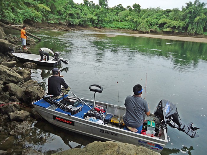 เอาเรือเทียบ..ผูกกับโขดหิน กันเลยทีเดียว   :grin: :grin: :grin:

 :cheer: :cheer: :cheer: :cheer: 