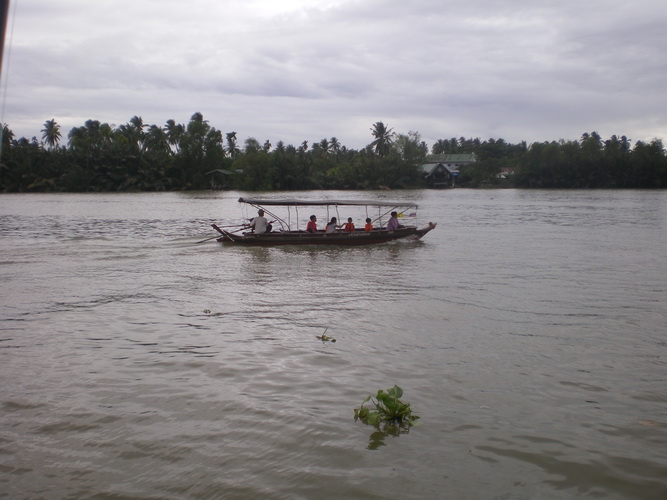 นักท่องเที่ยว นั่งเรือครับ  :cheer: :cheer:

(ความจริงไม่ต้องเขียนอธิบาย ใครๆก้ดูออกเนอะๆ)  :laugh