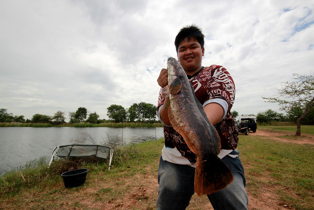 บ่อนี้สาหร่ายขึ้นหนามาก สาเหตุนี้เองที่น้าหม่ำต้องเลือกใช้สายเอน 50lb