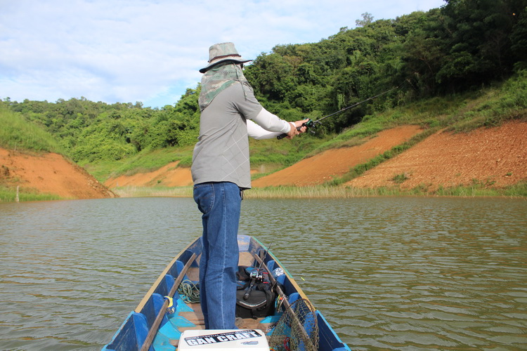 เรือเลอะตามแนวหญ้าไปเรื่อยๆ  :cheer: