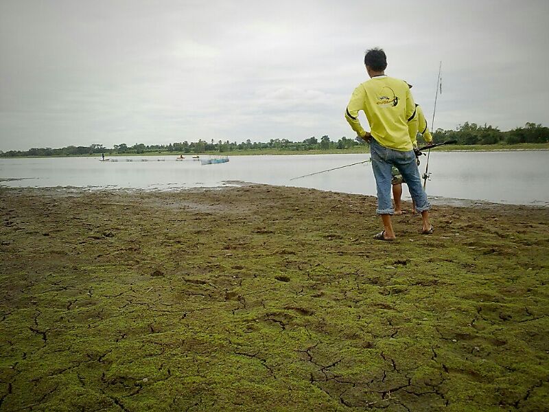 พากันลงเรือ ไปได้ไม่นาน ทั้งแห ทั้งมอง ทั้งกั้นดาง  เลยมารอรับอีกทางหนึ่งดีกว่า
จะได้ไปหมาย ลำฉมวงส