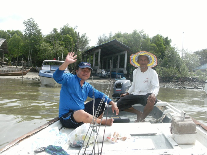 สตาร์ทเครื่องติด ซัดยาวยาวเต็มสปีด...จากท่าเรือ ถึงหมาย  ภายใน 10  นาที...

นั่งโบกมือ  ไม่ใช่ใคร 