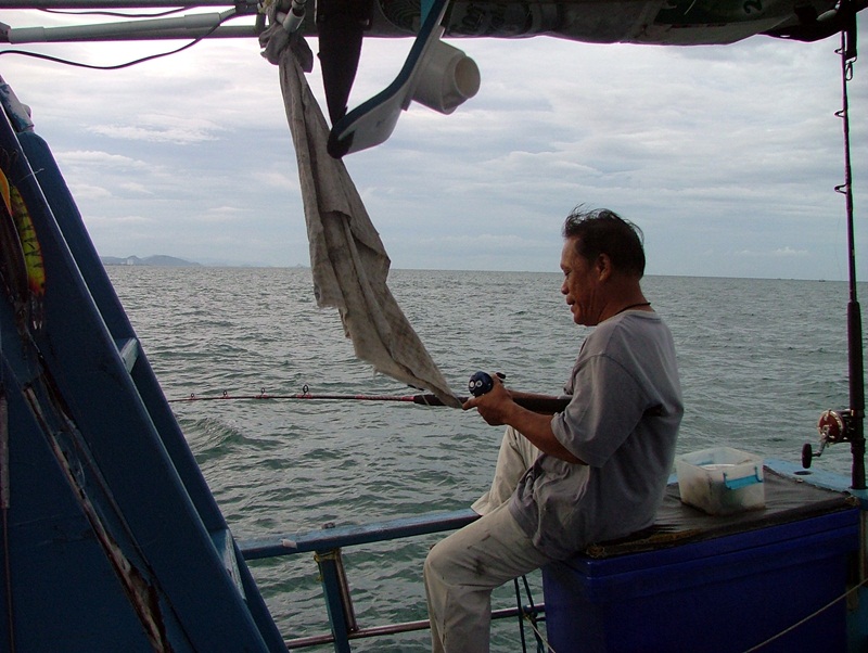 น้าหมูย้ายมาท้ายเรือเนื่องจากโดนเพื่อนว่านักตกปลานักบุญ :laughing: