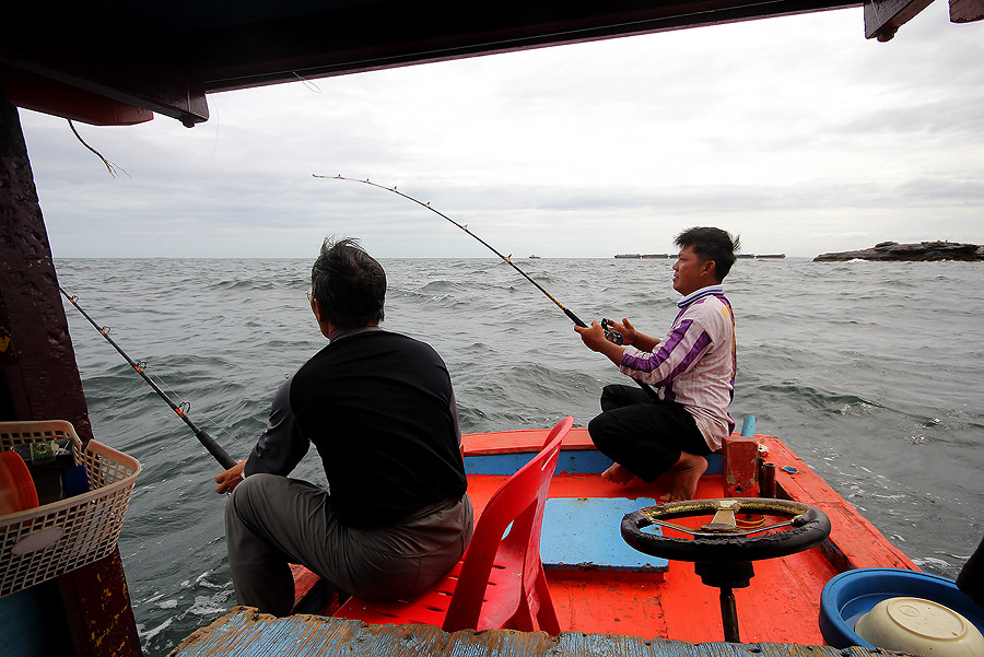 
 [b]เสียงรอกที่ท้ายเรือดังลั่น

ไต๋เหลียงจัดการวัดไปซะ 1 ที 

ร้องให้ใครก็ได้มาอัด แต่ตอนนี้ทุ