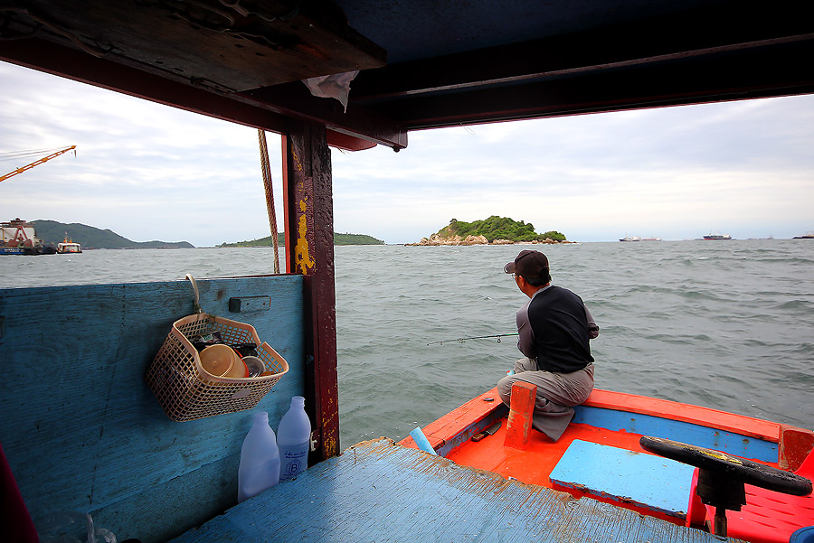 
 [b]พี่หมูยังเฝ้าอยู่ที่ท้ายเรืออย่างมีความหวัง

ช่วงเช้ากับช่วงบ่ายนี่ มันช่างแตกต่างกันโดยสิ้น