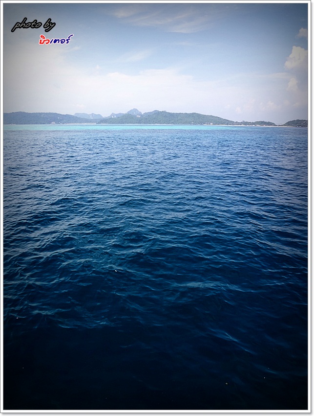  [b]เที่ยงวัน เราจอดเรือริมเกาะไผ่ กินน้ำ กินข้าว...กินแดด-ลม กันอิ่ม/แอ...ม

และหลังข้าว เรียงเม็