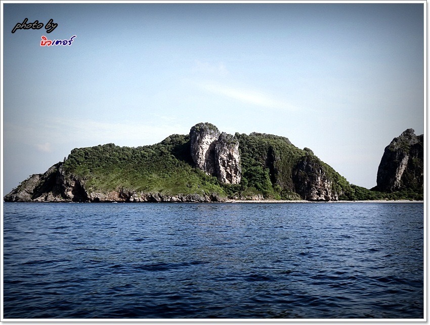  [b]เกาะยูง วันนี้...ฝารั่งเพียบ เรือนักท่องเที่ยวเยอะมาก

ไต๋มัดบอกว่า ริมเกาะด้านหน้าหาดนั้น แหล