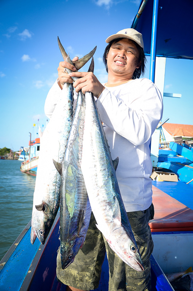 พอเรือถึงท่าเรือ  ไอเพื่อนเฮียก็โผล่ ออกมาจะอุโมงค์แห่งการเวลา

หลังจากให้มาตกปลา มันแอบไปพักสายตา