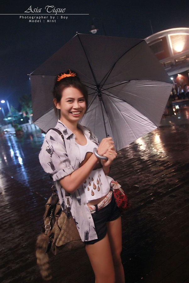 ฝนตก แม่นางเอาร่มไปกันตัวเองเปียก ส่วนกล้องเรานี่สิ บ่นก็ไม่ได้นะเนี่ย :grin: