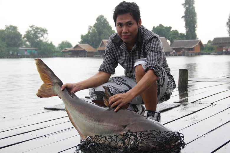 จับถ่ายรูปกลางฝนสะเลย
 :grin: :grin: :grin: