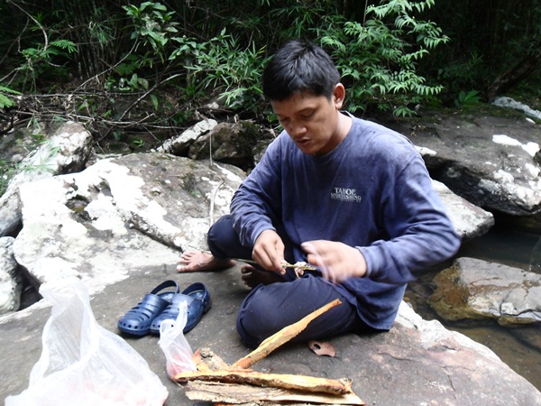 ทำไม้หีบครับไว้สำหรับใส่โครงไก่ครับ