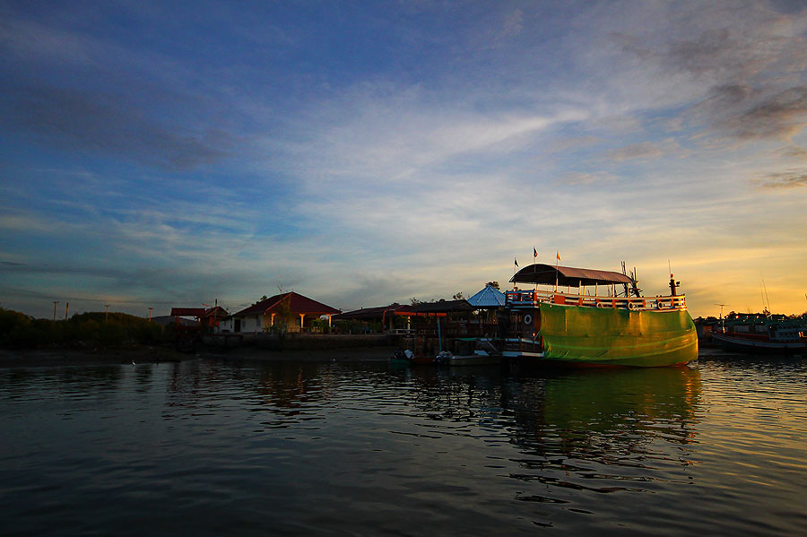 ผ่านบ้านเสี่ยโต......ที่เอาเรือมาฝากจอดครับ........มีศาลาริมคลองด้วย.....
ที่เห็นลำใหญ่ๆ จอดคลุมผ้า